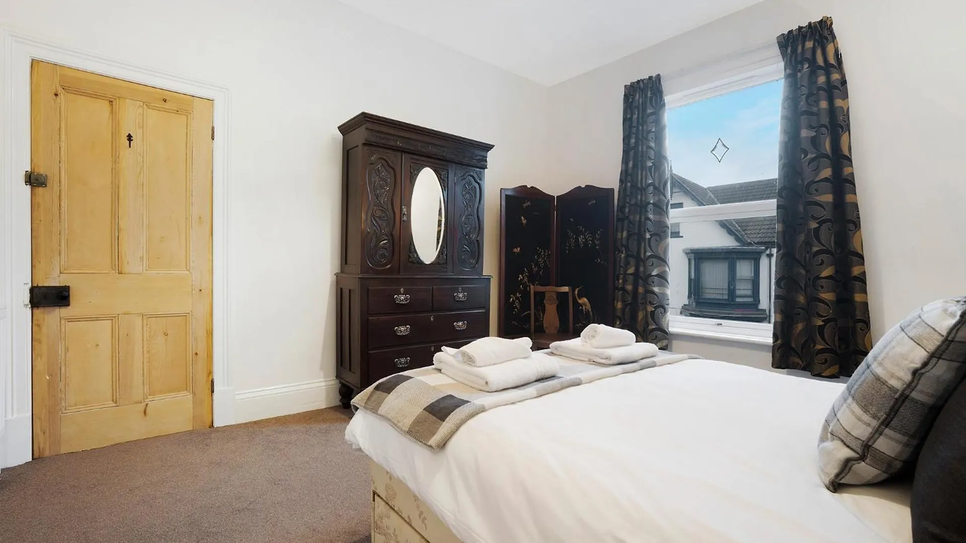 New! 5Br In Queen Street Redcar 0*,